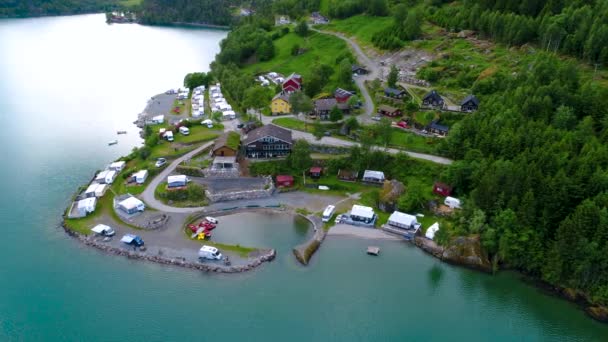 Όμορφη φύση Νορβηγία φυσικό τοπίο. Αεροφωτογραφία του κάμπινγκ για να χαλαρώσετε. Οικογενειακά ταξίδια διακοπών, εκδρομή στο τροχόσπιτο. — Αρχείο Βίντεο
