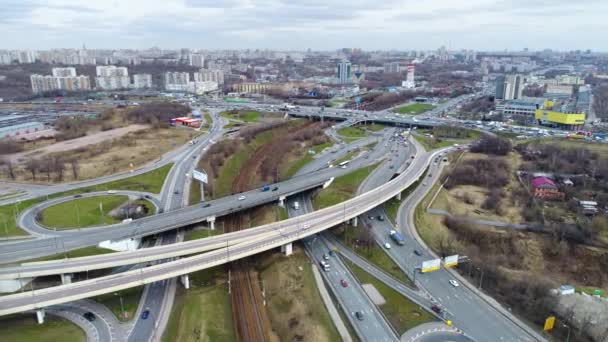 Vista aérea de una intersección de la autopista. Disparo en 4K (ultra alta definición (UHD) )) — Vídeos de Stock
