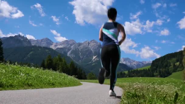 Kvinnan joggar utomhus. Italien Dolomiter Alperna — Stockvideo