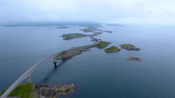 空中FPV无人驾驶飞机飞行。大西洋公路或大西洋公路（Atlanterhavsveien）被授予"挪威世纪建筑"称号). — 图库视频影像