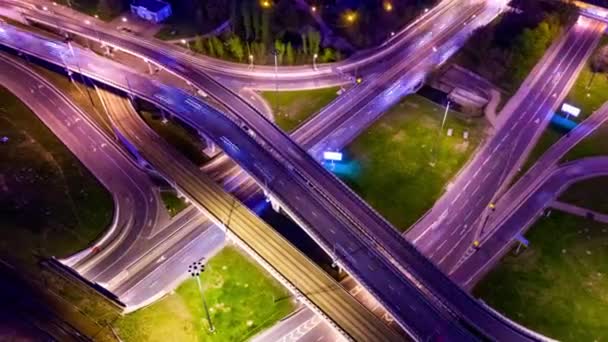 Ночь Timelapse Вид с воздуха на трассы автострады пересечения в ночное время Москва — стоковое видео