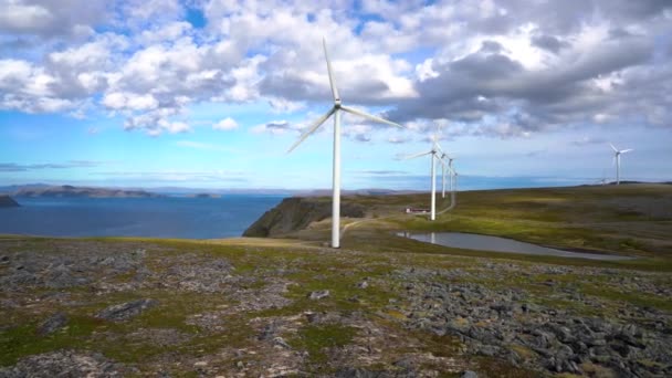 発電用風車。北極海の景色ハボガベレン風車公園、ハボヤン、ノルウェー北部. — ストック動画
