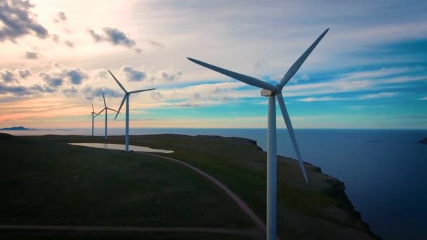 Mulini a vento per la produzione di energia elettrica. Parco eolico Arctic View Havoygavelen, Havoysund, Norvegia settentrionale . — Video Stock