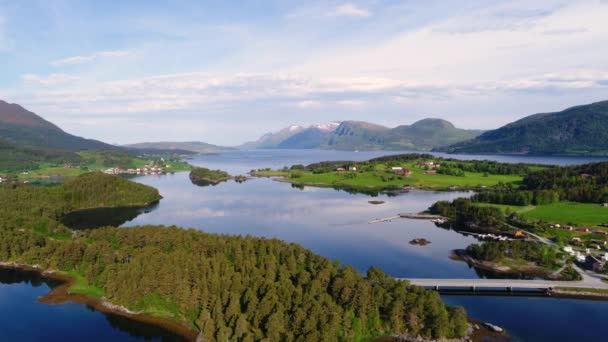 Rekaman udara Beautiful Nature Norway. Penerbangan drone FPV udara. — Stok Video