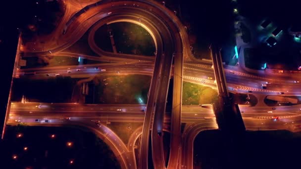 Νυχτερινή Αεροφωτογραφία ενός αυτοκινητόδρομου διασταύρωση μονοπάτια κυκλοφορίας το βράδυ Μόσχα — Αρχείο Βίντεο