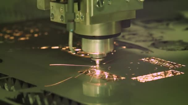 CNC lazer kesimi metal, modern endüstriyel teknoloji. — Stok video