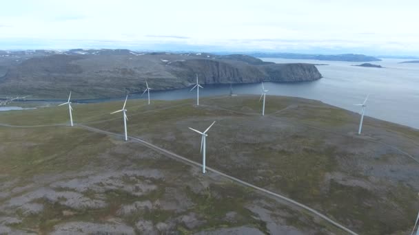 Molinos de viento para producción de energía eléctrica. Vista al Ártico Havoygavelen windmill park, Havoysund, Norte de Noruega Imágenes aéreas . — Vídeo de stock