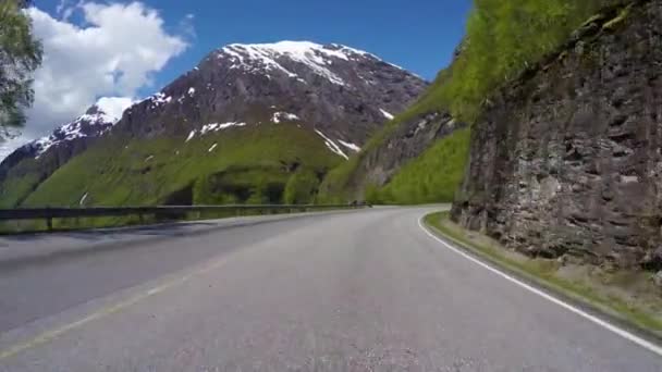 Conduire une voiture sur une route serpentine en Norvège — Video