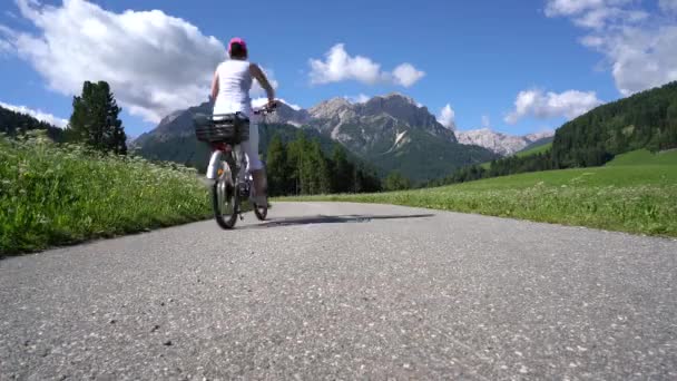 İtalyan Dolomites Alpleri 'nde elektrikli ekolojik bisiklete binen kadınlar — Stok video