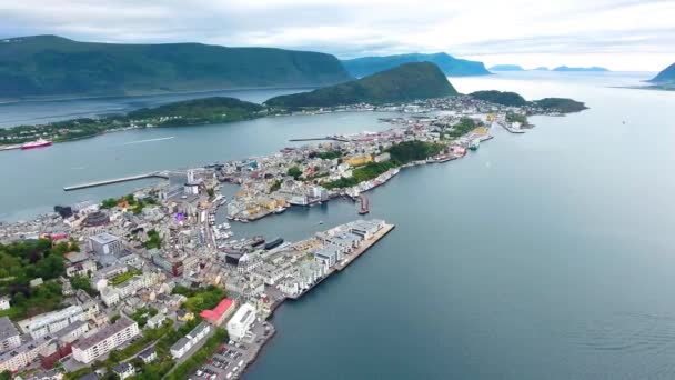 Aksla in de stad Alesund, Noorwegen Luchtopname — Stockvideo