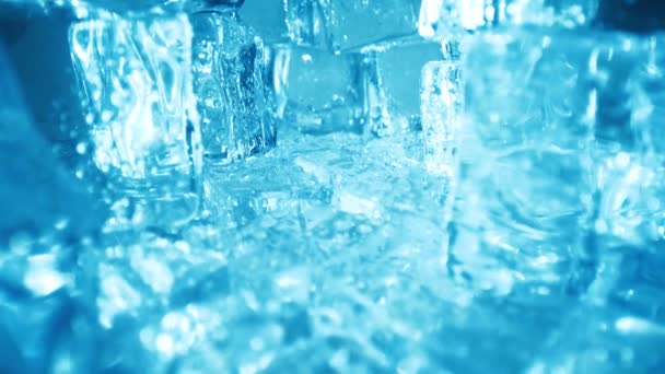 Кубики льоду крупним планом, абстрактний фон . — стокове відео