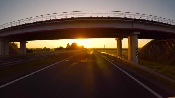 Zeitraffer-Auto fährt bei Sonnenaufgang auf der Autobahn — Stockvideo