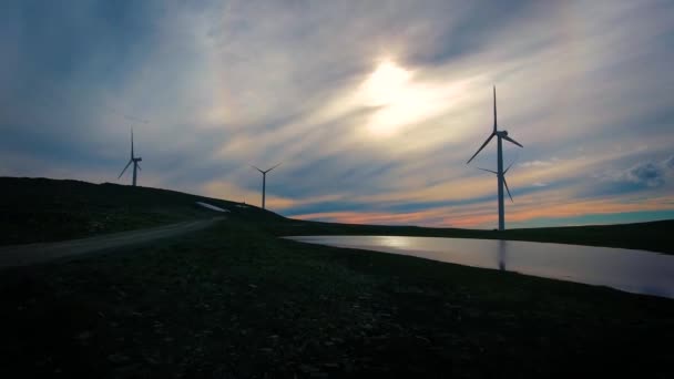 Wiatraki do produkcji energii elektrycznej. Park wiatraków Havoygavelen, Hawoysund, północna Norwegia. — Wideo stockowe