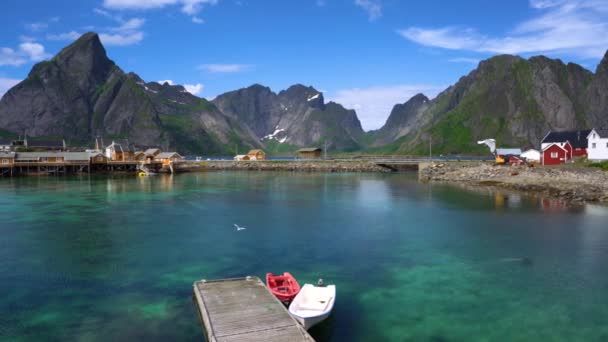 Le isole Lofoten sono un arcipelago della contea di Nordland, in Norvegia. È noto per un paesaggio caratteristico con montagne e cime spettacolari, mare aperto e baie riparate, spiagge e terre incontaminate . — Video Stock