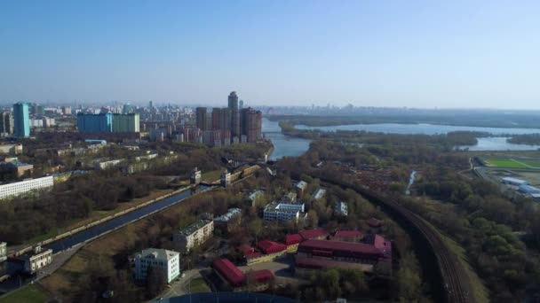 Canal lleva el nombre de Moscú, Rusia. Vista aérea de una intersección de autopista . — Vídeos de Stock
