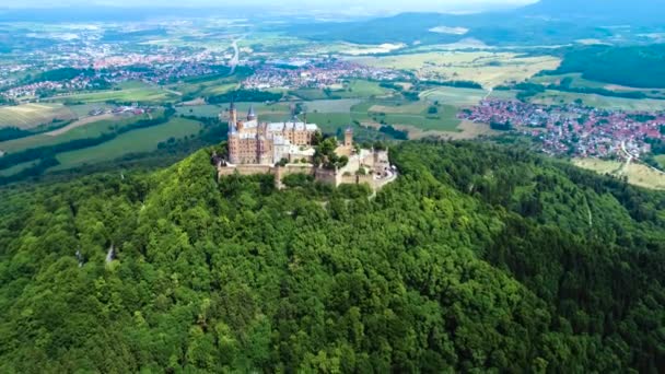 Hohenzollern, Německo. Letecké lety FPV dronem. — Stock video