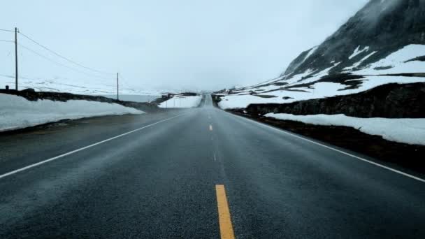 Туман на дороге, Норвегия . — стоковое видео
