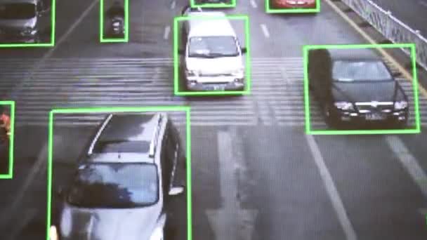 Überwachungskamera. Echtzeit-Verfolgung von Fahrzeugen und Personen auf der Straße. Authentisches pixeliges Bild von einem echten Monitor. — Stockvideo