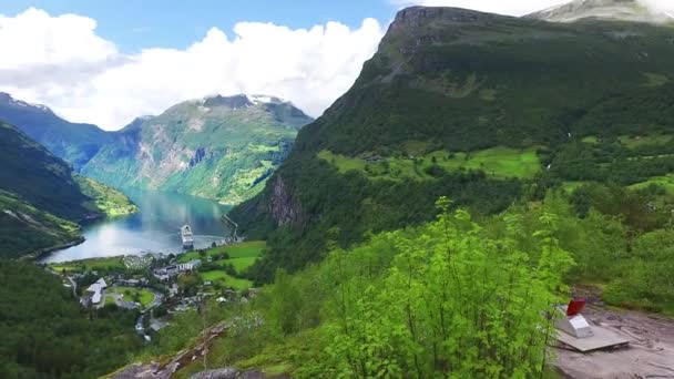 Fiordo Geiranger, Bella Natura Norvegia. Si tratta di un ramo lungo 15 chilometri al largo del Sunnylvsfjorden, che è un ramo al largo della Storfjorden (Great Fjord). — Video Stock