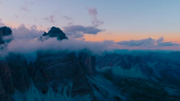 Parque Nacional de la Naturaleza Tre Cime En los Alpes Dolomitas. Hermosa naturaleza de Italia. Vuelos aéreos de aviones no tripulados FPV al atardecer — Vídeos de Stock