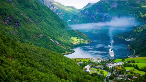 Geiranger fjord，挪威。它是距离Sunnylvsfjorden 15公里（9.3英里）的一个分支，是Storfjorden（大峡湾）的一个分支). — 图库视频影像