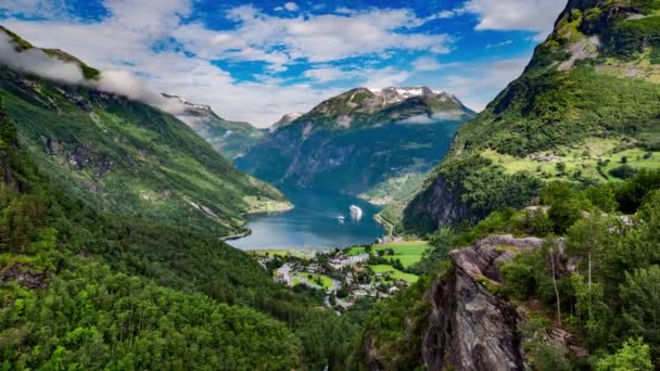 Timelapse, fiordo di Geiranger, Norvegia. Si tratta di un ramo lungo 15 chilometri al largo del Sunnylvsfjorden, che è un ramo al largo della Storfjorden (Great Fjord ). — Video Stock