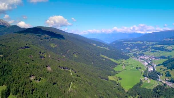 Schöne Aussicht auf die schöne Landschaft in den Alpen, Schöne Natur von Italien. Drohnenflüge aus der Luft. — Stockvideo