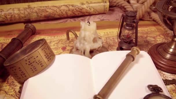 nature morte vintage sur une ancienne carte en 1565 .