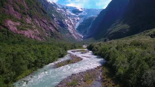 Gyönyörű természet Norvégia természeti táj. Gleccser Kjenndalsbreen légi felvétel. — Stock videók