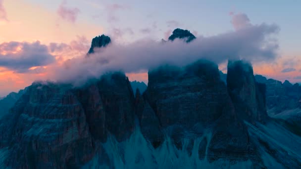 Nationaler Naturpark Drei Zinnen in den Dolomiten. Schöne Natur Italiens. FPV-Drohnenflüge aus der Luft bei Sonnenuntergang — Stockvideo