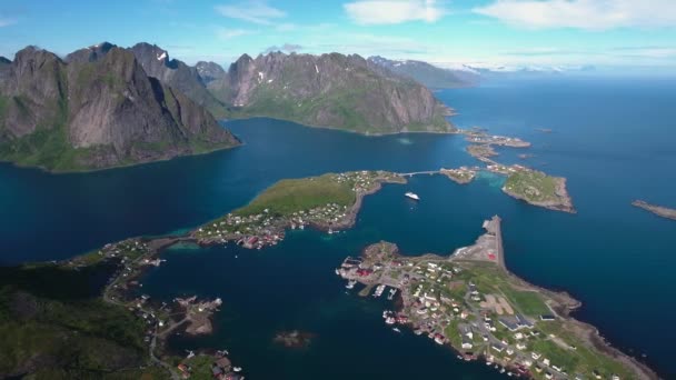 Panorama Islas Lofoten en el condado de Nordland, Noruega. Es conocido por un paisaje distintivo con espectaculares montañas y picos, mar abierto y bahías protegidas, playas y tierras vírgenes . — Vídeos de Stock
