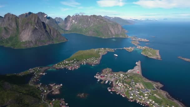 Nordland, Norveç 'teki Panorama Lofoten adaları. Dramatik dağlar ve tepeler, açık deniz ve korunaklı körfezler, plajlar ve el değmemiş topraklarla kendine özgü bir manzarası var.. — Stok video