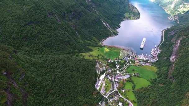 Geiranger Fiyort, Güzel Doğa Norveç Hava Görüntüleri. Storfjorden (Büyük Fiyort) 'un bir kolu olan Sunnylvsfjorden' den 15 km (9.3 mi) uzunluğunda bir daldır.). — Stok video