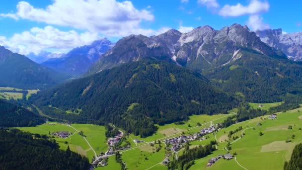 Landschappelijk uitzicht op het prachtige landschap in de Alpen, Prachtige natuur van Italië. Luchtvluchten met FPV-drone. — Stockvideo