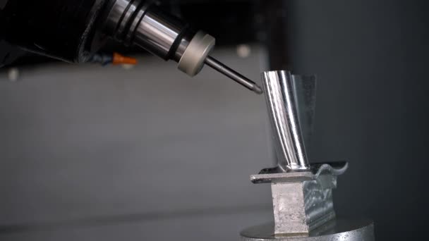 Fraiseuse CNC de travail des métaux. Découpe de métal technologie de traitement moderne.