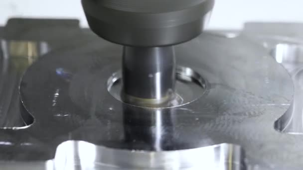 Fémmegmunkáló CNC marógép. Fémvágás modern feldolgozási technológia. — Stock videók