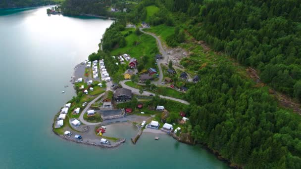 Schöne Naturlandschaft Norwegens. Luftaufnahme des Campingplatzes zum Entspannen. Familienurlaub, Urlaubsreise im Wohnmobil. — Stockvideo