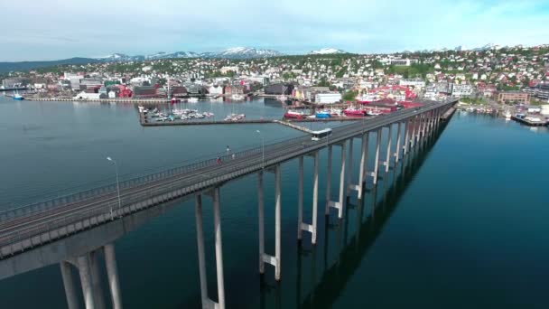 Filmati aerei dal ponte della città di Tromso, Norvegia fotografia aerea. Tromso è considerata la città più settentrionale del mondo con una popolazione superiore a 50.000 abitanti . — Video Stock