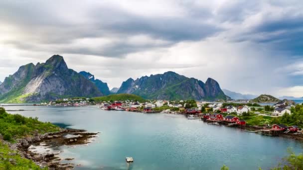 Timelapse Lofoten is een plaats in de Noorse gemeente Nordland, provincie Nordland. Staat bekend om een onderscheidend landschap met dramatische bergen en pieken, open zee en beschutte baaien, stranden — Stockvideo