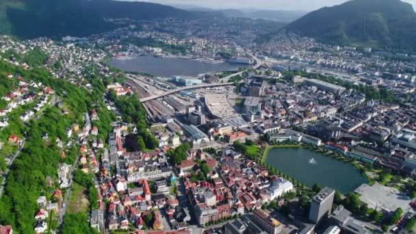 Bergen è un comune norvegese della provincia di Hordaland. Bergen è la seconda città più grande della Norvegia. La vista dall'alto del volo degli uccelli. Voli aerei con drone FPV. — Video Stock