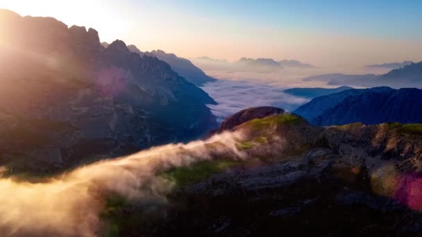 Narodowy Park Przyrody Tre Cime w Alpach Dolomitowych. Piękna przyroda Włoch. Lotnicze loty dronów FPV o zachodzie słońca — Wideo stockowe