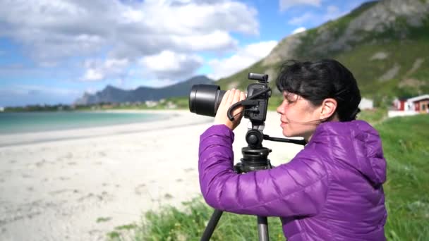 Mujer fotografía la naturaleza de Noruega. Beach Lofoten es un archipiélago en el condado de Nordland, Noruega. . — Vídeos de Stock