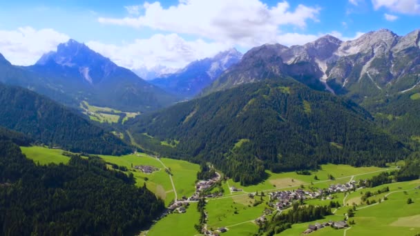 Γραφική θέα του όμορφου τοπίου στις Άλπεις, Όμορφη φύση της Ιταλίας. Αεροπορικές πτήσεις μη επανδρωμένων αεροσκαφών. — Αρχείο Βίντεο
