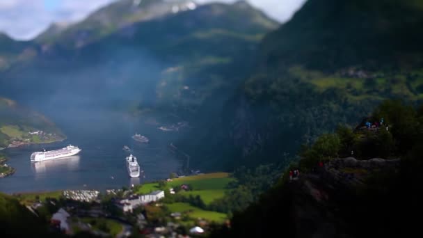 Lente de cambio de inclinación - Geiranger fjord, Beautiful Nature Norway. Es una rama de 15 kilómetros (9.3 mi) de largo fuera del Sunnylvsfjorden, que es una rama fuera del Storfjorden (Gran fiordo)). — Vídeos de Stock