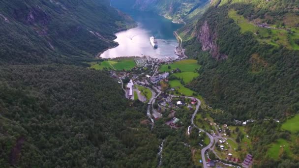 Geiranger Fiyort, Güzel Doğa Norveç Hava Görüntüleri. Storfjorden (Büyük Fiyort) 'un bir kolu olan Sunnylvsfjorden' den 15 km (9.3 mi) uzunluğunda bir daldır.). — Stok video