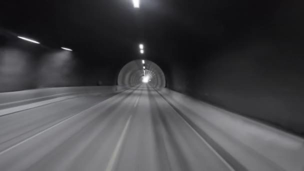 Bilen kör genom tunnelns siktfält. ljus i slutet av tunneln. — Stockvideo