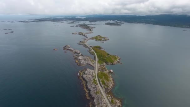 Az Atlantic Ocean Road vagy az Atlantic Road (Atlanterhavsveien) a következő címet kapta: (Norvég évszázad építése). Nemzeti turistaútként besorolt út. — Stock videók