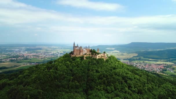 Kasteel Hohenzollern, Duitsland. Luchtvluchten met FPV-drone. — Stockvideo