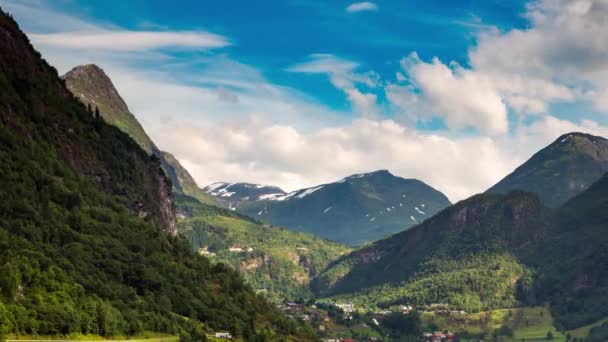 Zeitraffer, Geiranger Fjord, Norwegen. Es handelt sich um einen 15 Kilometer langen Abzweig des Sunnylvsfjords, der vom Storfjord (Großer Fjord) abzweigt.). — Stockvideo