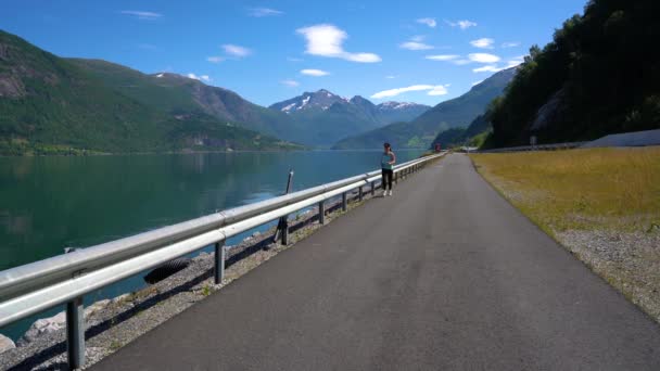 Frau joggt im Freien. Norwegischer Fjord. — Stockvideo